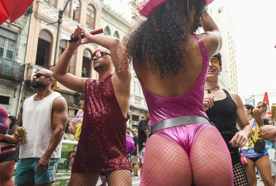 por-que-fetiches-e-fantasias-sao-liberados-no-carnaval3F-especialistas-explicam-a-expressao-de-desejos-e-vivencias-reprimidas por-que-fetiches-e-fantasias-sao-liberados-no-carnaval3F-especialistas-explicam-a-expressao-de-desejos-e-vivencias-reprimidas