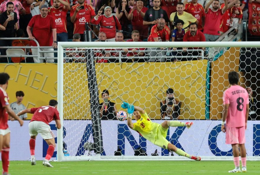 por-que-trezeguet-foi-multado-por-perder-penalti-na-estreia-do-al-ahly-na-copa-de-clubes