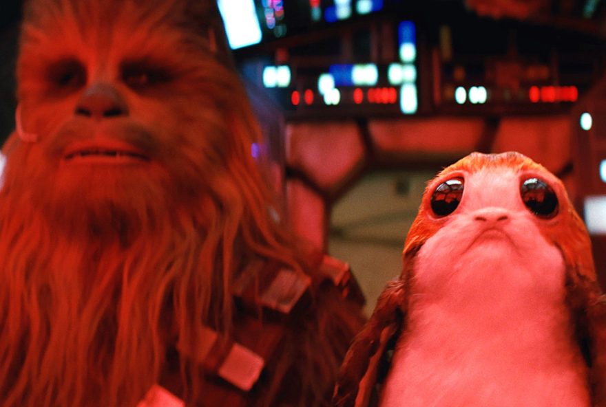 Chewbacca e novo personagem, um “porg”, criatura que aparece pela primeira vez no novo episódio. Foto: divulgação