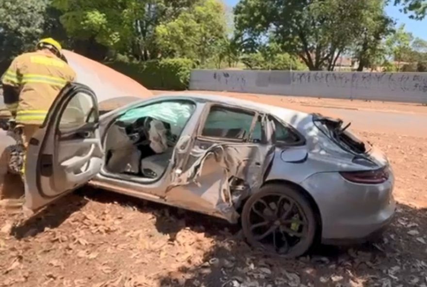 porsche-abandonado-apos-colisao-em-brasilia3A-misterio-e-investigacoes-em-areas-nobres-da-capital