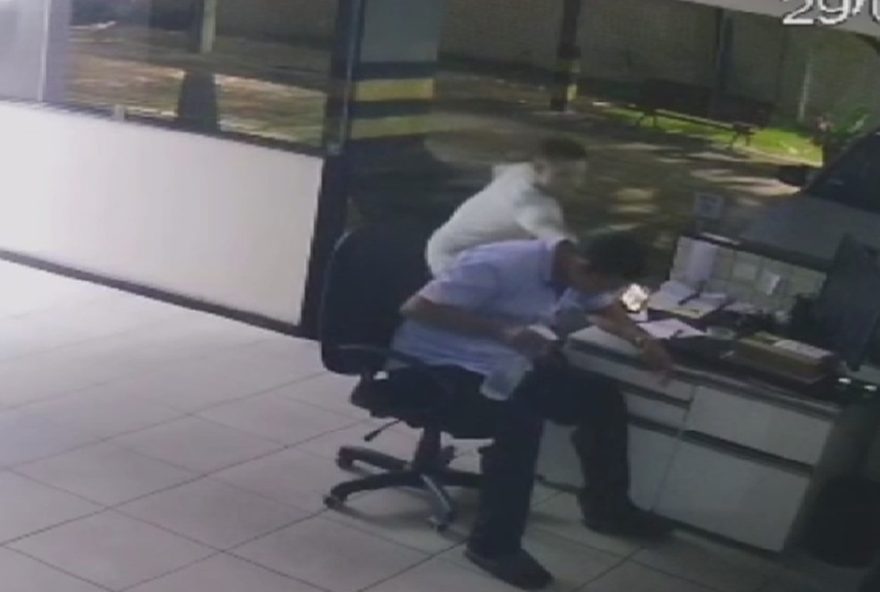 porteiro-tem-celular-roubado-em-guarita-de-predio-na-zona-sul-do-recife3A-video.-suspeito-e-preso