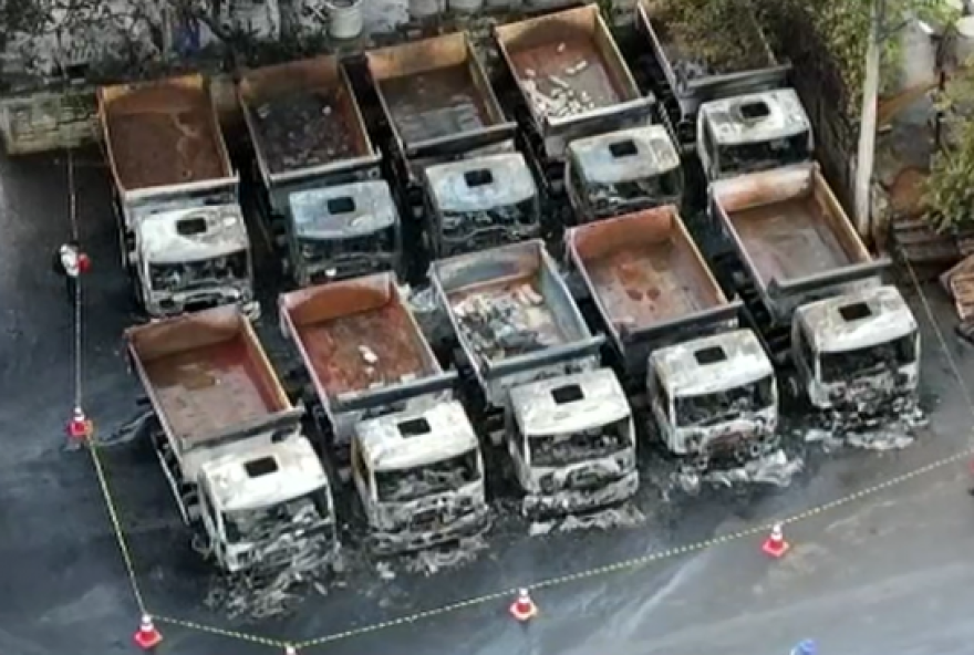 possivel-falha-eletrica-pode-ter-causado-incendio-nos-caminhoes-da-seinfra-em-goiania possivel-falha-eletrica-pode-ter-causado-incendio-nos-caminhoes-da-seinfra-em-goiania