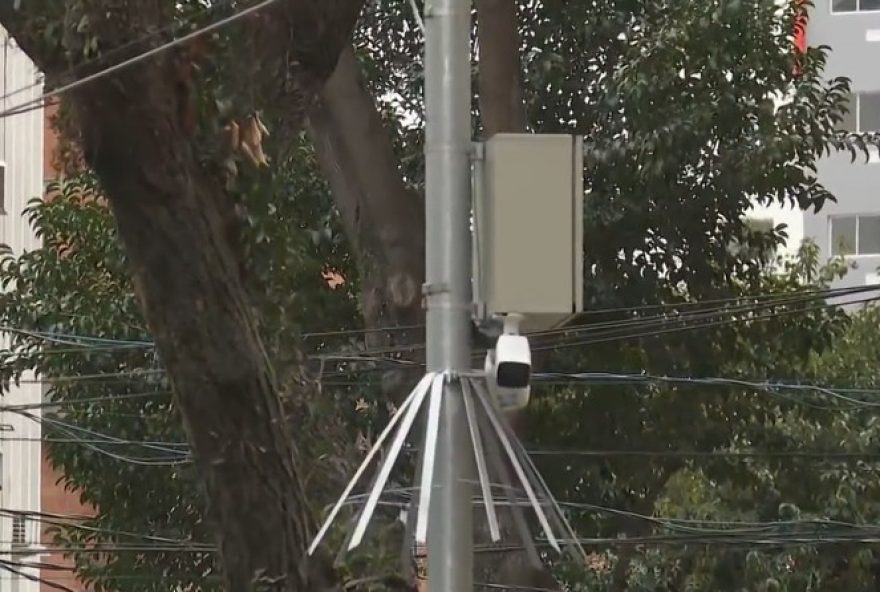poste-com-espinhos-metalicos-protege-cameras-em-sp3B-medida-reforca-seguranca-no-centro-da-cidade