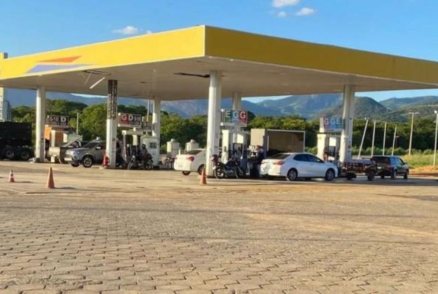 Pai Esquece Filhas em Posto de Gasolina