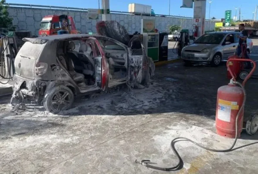 Carro explodiu em posto de combustível.
(Foto: Gustavo Brendo/Inter TV Cabugi)