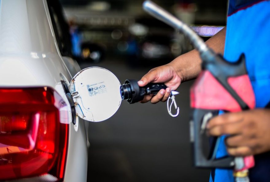 No estado, a queda pode ser de R$0,10 no litro nos cerca de 300 postos de combustível em Goiânia e 1.860 em Goiás. (Foto: Marcello Casal Jr./Agência Brasil)