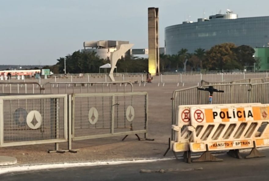 praca-dos-tres-poderes-e-reaberta-em-brasilia-com-restricoes-de-acesso