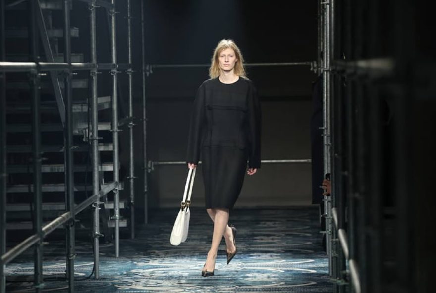 prada-desafia-conceitos-de-feminilidade-e-beleza-no-outono2Finverno-20253A-analise-da-colecao-na-semana-de-moda-de-milao