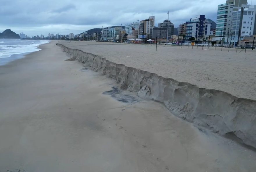 praia-de-matinhos3A-de-onde-vem-o-paredao-de-areia-com-mais-de-2-metros3F-especialistas-analisam