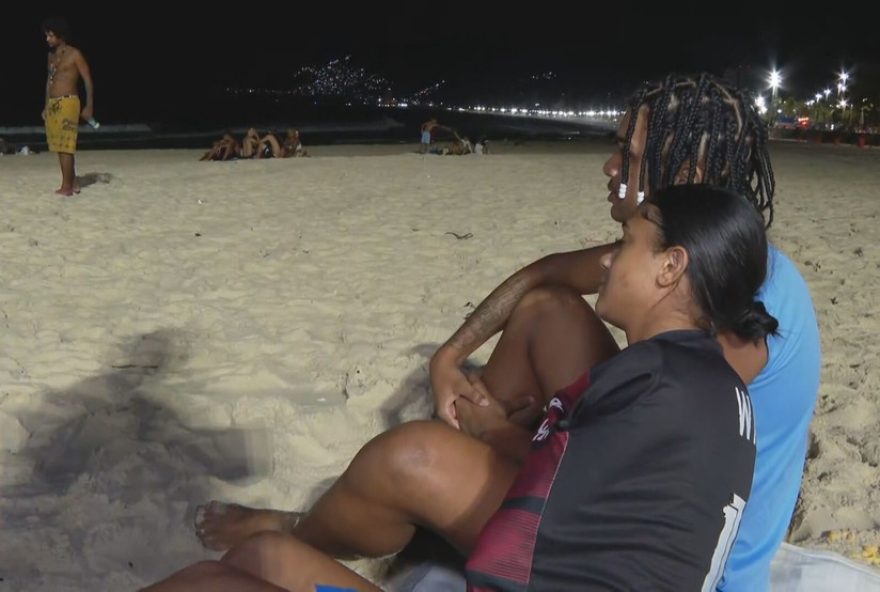 praia-do-arpoador-lotada-de-banhistas-aproveitando-altas-temperaturas-a-noite praia-do-arpoador-lotada-de-banhistas-aproveitando-altas-temperaturas-a-noite
