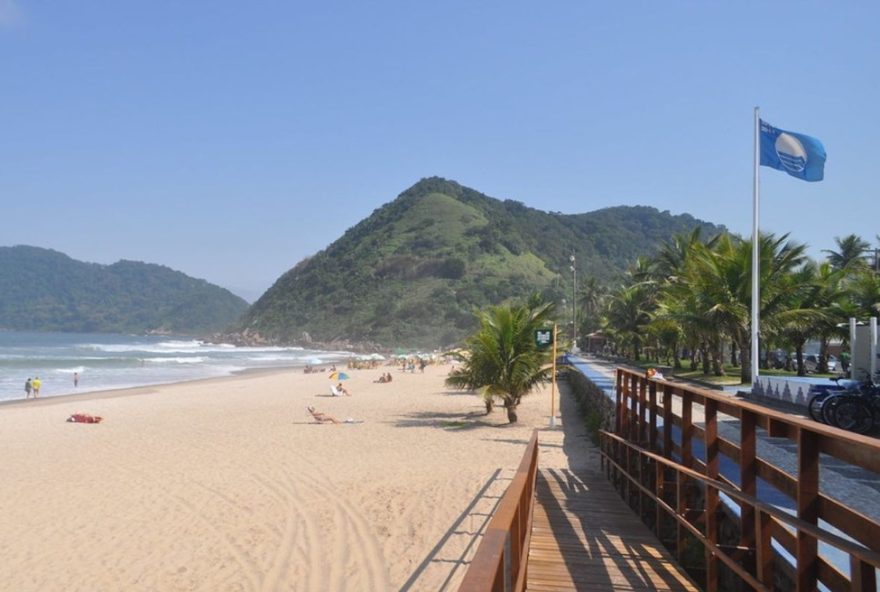 praia-do-tombo-em-guaruja3A-16-anos-de-bandeira-azul-e-referencia-em-sustentabilidade
