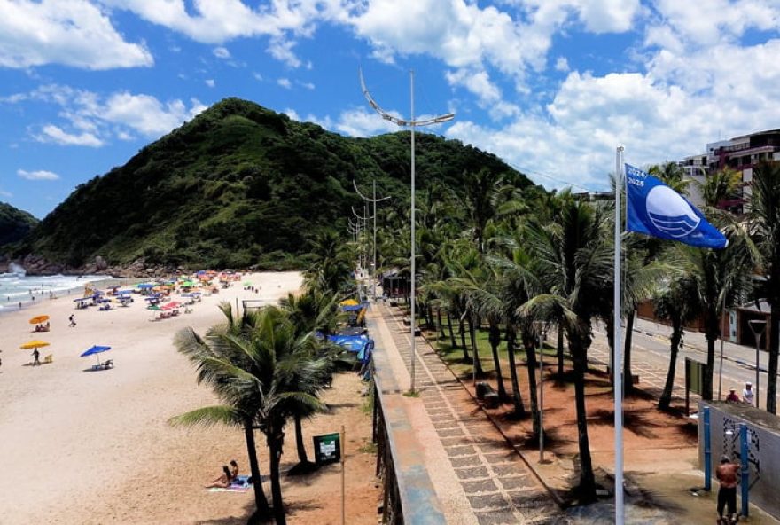 praia-do-tombo-em-guaruja3A-a-unica-do-litoral-de-sp-com-selo-internacional