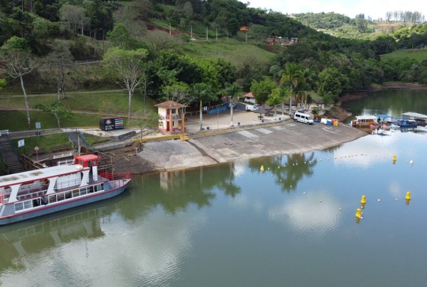 prainha-de-ita3A-o-paraiso-distante-em-santa-catarina-com-selo-bandeira-azul