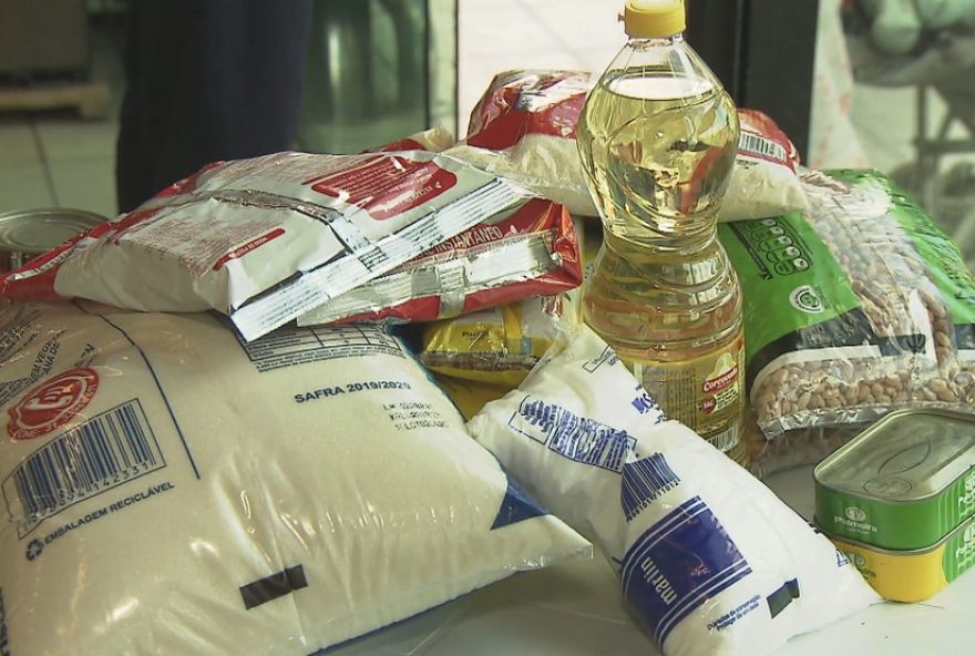 prazo-para-retirada-de-cestas-de-alimentos-para-familias-de-estudantes-em-belo-horizonte-termina-nesta-segunda
