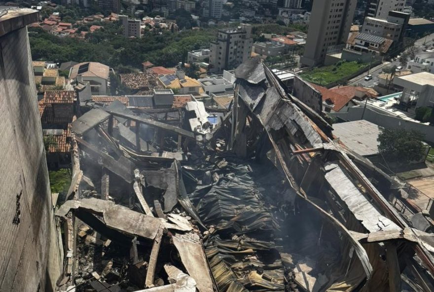 predio-interditado-apos-incendio-em-bh3A-risco-de-desabamento-preocupa-defesa-civil predio-interditado-apos-incendio-em-bh3A-risco-de-desabamento-preocupa-defesa-civil