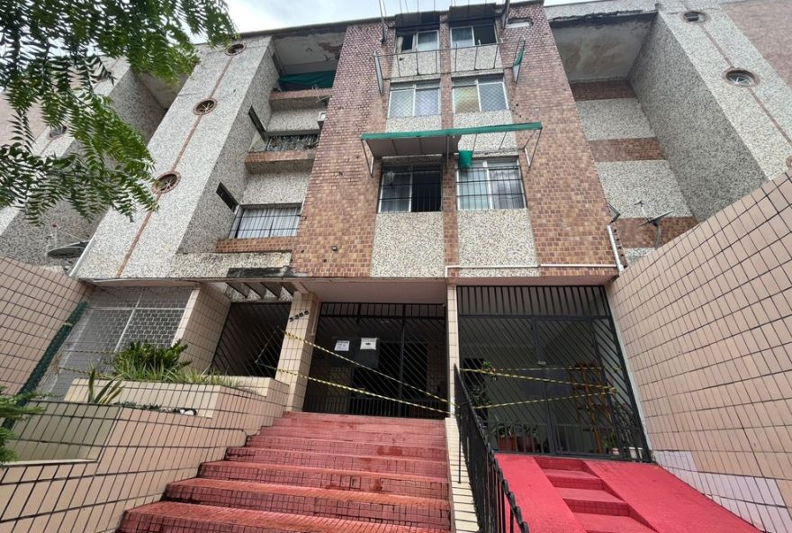 predio-residencial-e-evatudo-devido-a-solo-afundar-em-fortaleza