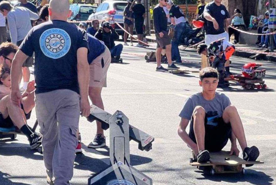 prefeito-de-bh-tem-queda-inusitada-durante-corrida-de-rolima-na-virada-cultural