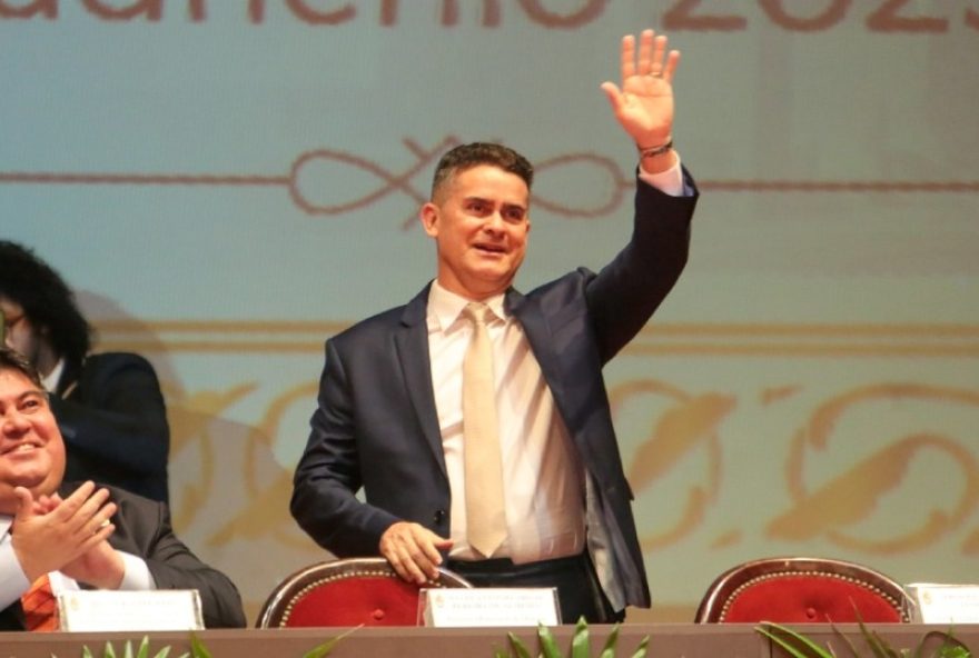 prefeito-de-manaus2C-david-almeida2C-tira-ferias-e-anuncia-reajuste-na-tarifa-de-onibus