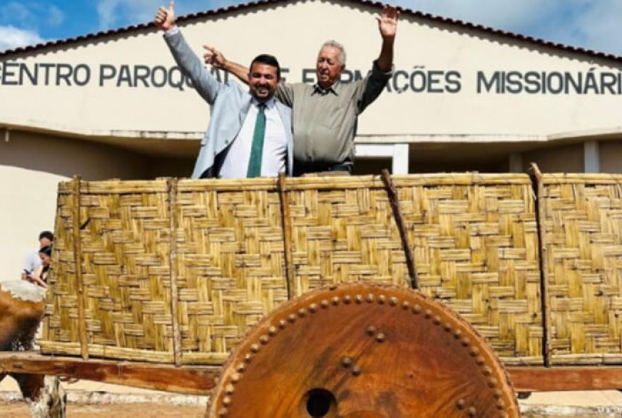 prefeito-de-ribeiraozinho-emociona-ao-chegar-em-posse-de-carro-de-boi