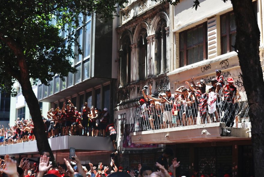 prefeito-do-rio-faz-apelo-aos-torcedores-do-flamengo-nao-subam-nas-marquises-durante-comemoracoes-do-tetracampeonato prefeito-do-rio-faz-apelo-aos-torcedores-do-flamengo-nao-subam-nas-marquises-durante-comemoracoes-do-tetracampeonato