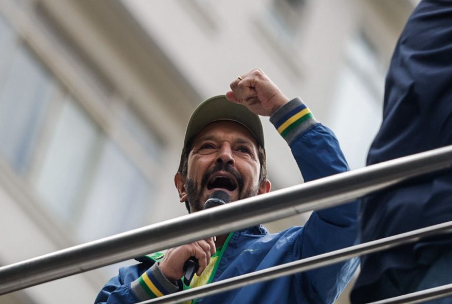 prefeito-ricardo-nunes-preve-vitoria-de-flavio-bolsonaro-e-recebe-abraco-de-tarcisio-de-freitas-em-manifestacao-na-paulista prefeito-ricardo-nunes-preve-vitoria-de-flavio-bolsonaro-e-recebe-abraco-de-tarcisio-de-freitas-em-manifestacao-na-paulista