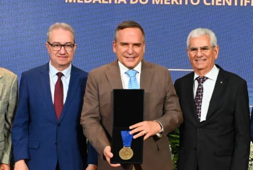 prefeito-sandro-mabel-recebe-medalha-do-merito-cientifico