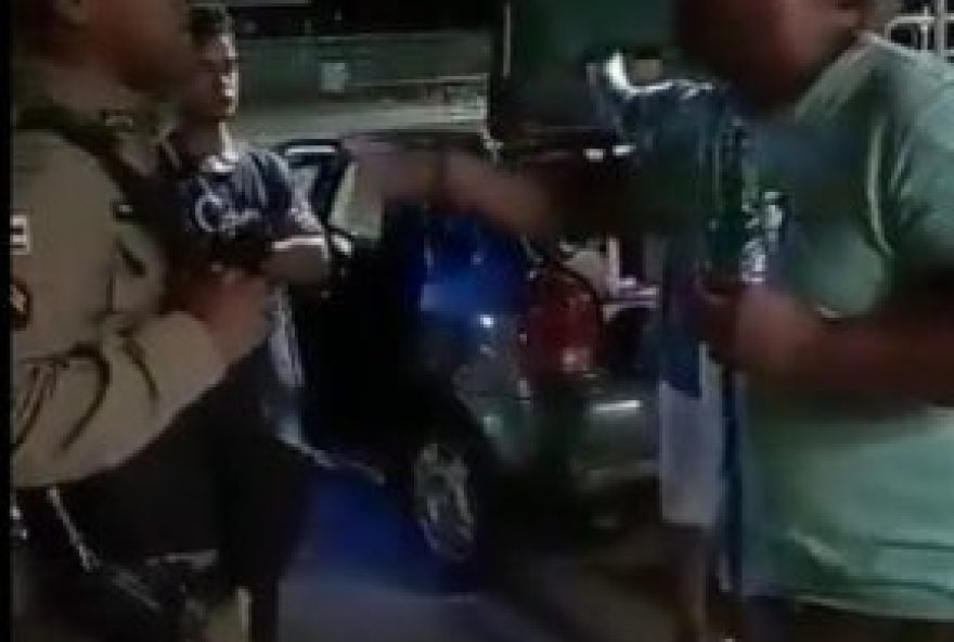 Homem questionou trabalho da polícia e reclamou de ser ele quem manda na cidade de Água Fria. Ministério Público foi acionado pela PM baiana. (Foto: Reprodução)