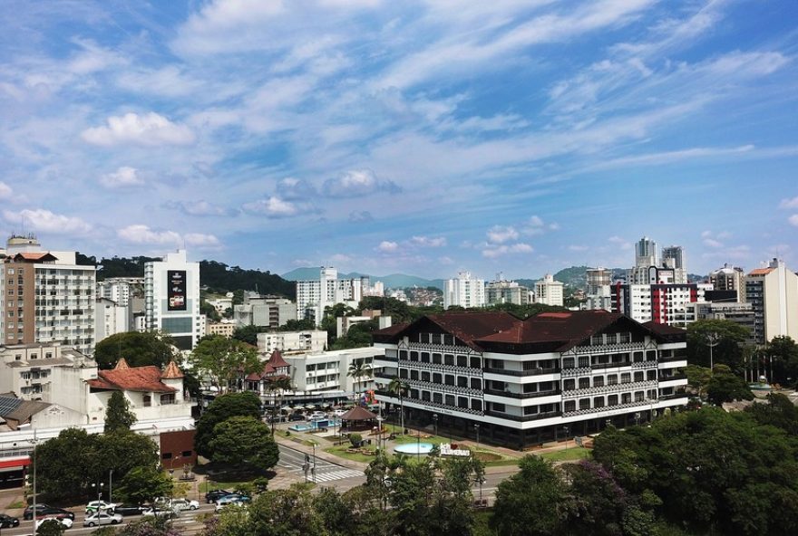 prefeitura-de-blumenau-abre-processo-seletivo-com-salarios-de-ate-r24-25-mil