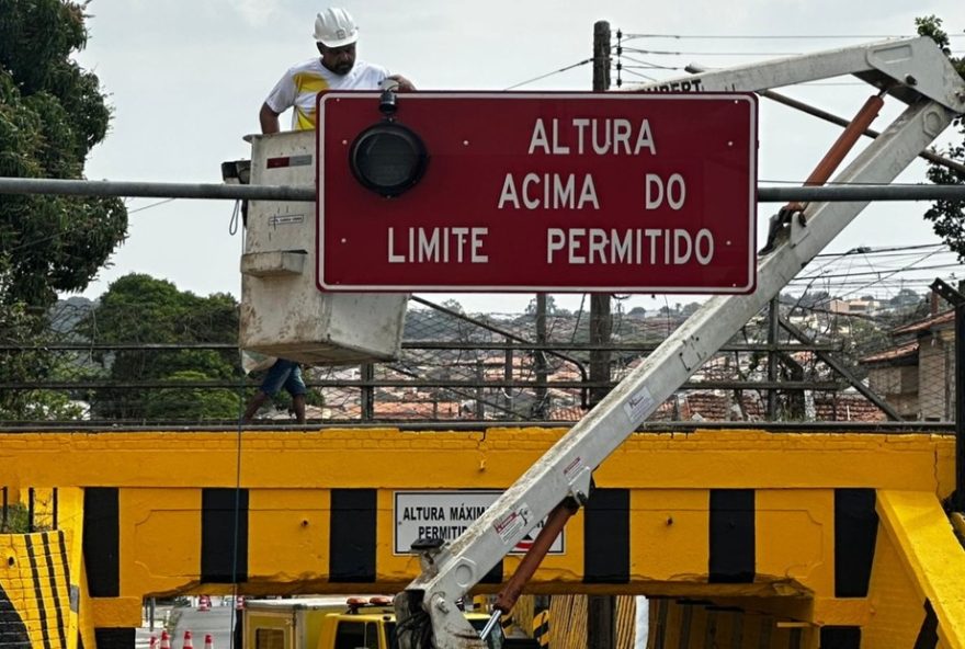 prefeitura-de-itapetininga-instala-dispositivo-para-alertar-altura-de-veiculos-em-pontilhao