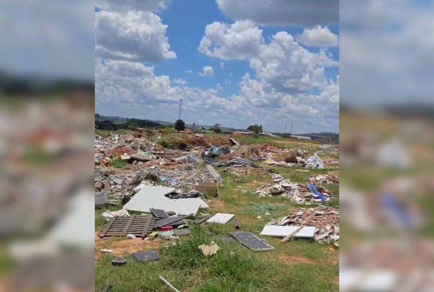 prefeitura-de-itapeva-sp-denuncia-caminhao-por-descarte-irregular-de-entulho-no-bairro-santa-isabel3A-crime-ambiental-em-destaque