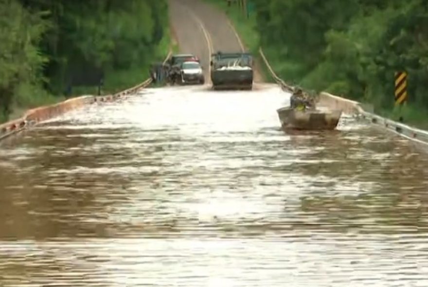 prefeitura-de-mirador-disponibiliza-barco-para-passagem-em-ponte-submersa-no-parana