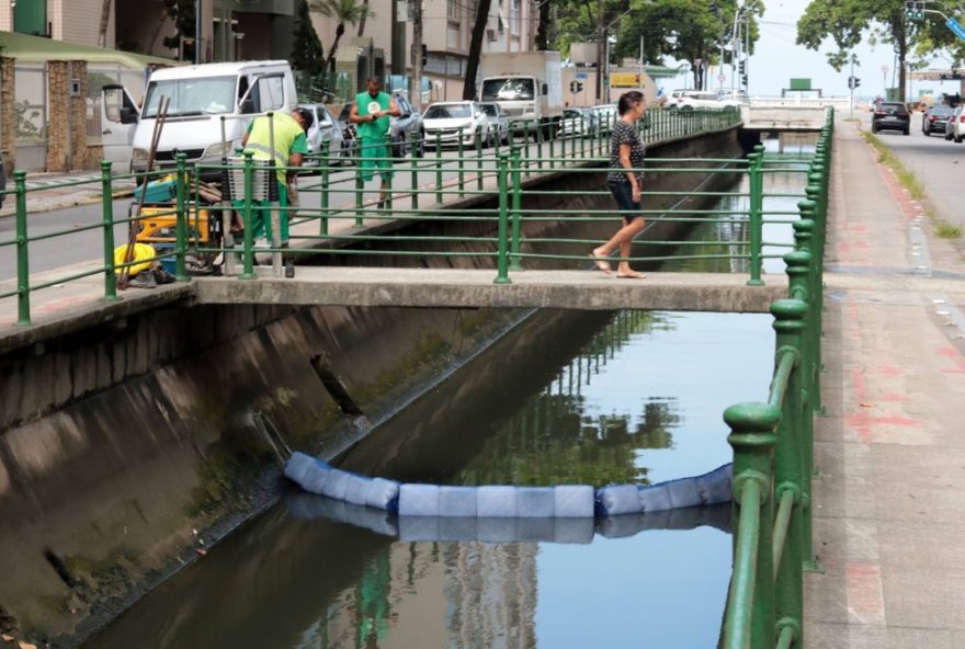 prefeitura-de-santos-instala-nova-barreira-para-evitar-residuos-no-mar3A-iniciativa-sustentavel-na-cidade-litoranea-de-sp