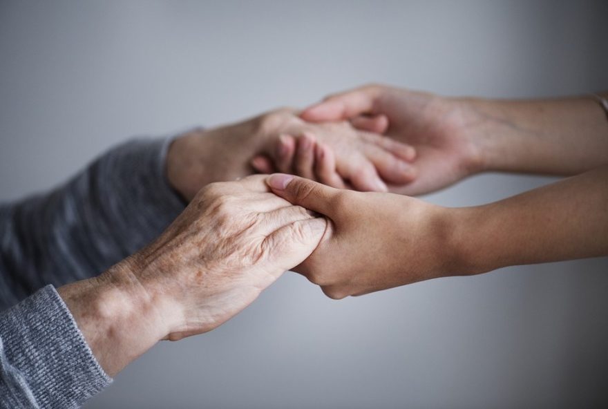 prefeitura-de-santos-oferece-cordao-de-identificacao-para-pessoas-com-parkinson