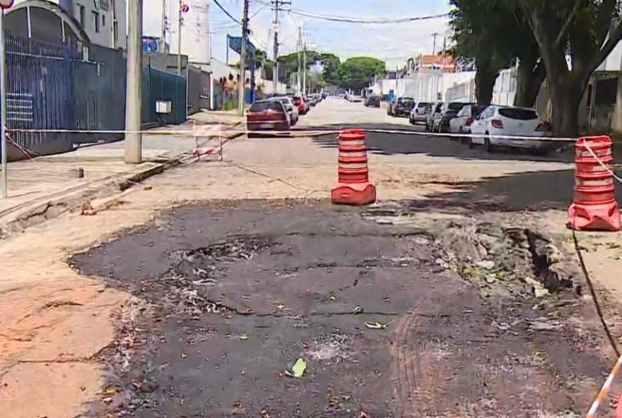 prefeitura-de-sao-jose-dos-campos-tapa-buraco2C-mas-asfalto-cede-novamente3A-moradores-preocupados prefeitura-de-sao-jose-dos-campos-tapa-buraco2C-mas-asfalto-cede-novamente3A-moradores-preocupados