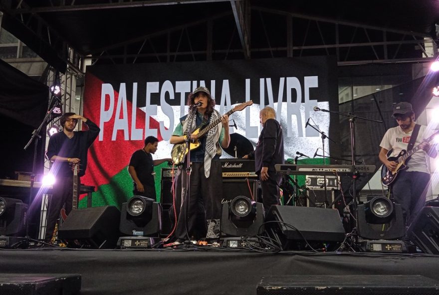 prefeitura-de-sp-interrompe-show-de-banda-com-bandeira-da-palestina3A-censura-em-evento-de-rock