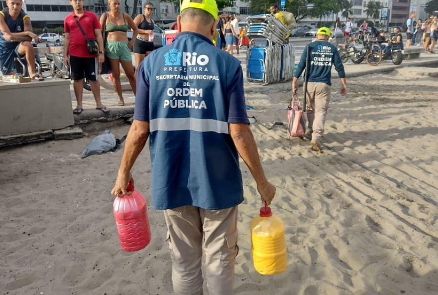 prefeitura-do-rio-aplica-160-multas-a-barraqueiros-em-operacao-verao