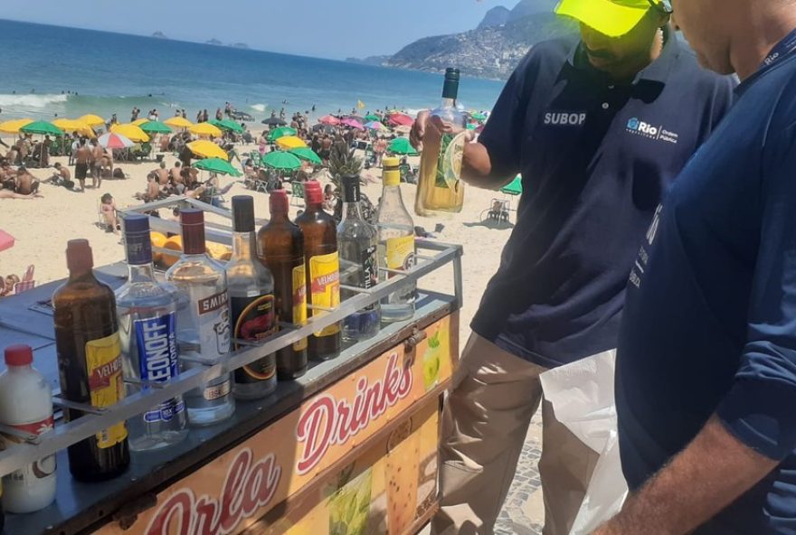 prefeitura-do-rio-apreende-400-garrafas-de-bebida-ilegal-na-operacao-verao3A-multas-aplicadas-e-fiscalizacoes-intensificadas.-acesse