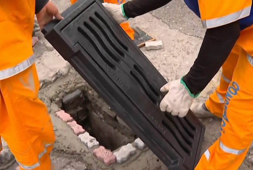 prefeitura-do-rio-inicia-troca-de-tampas-de-bueiro-por-plastico-contra-furtos