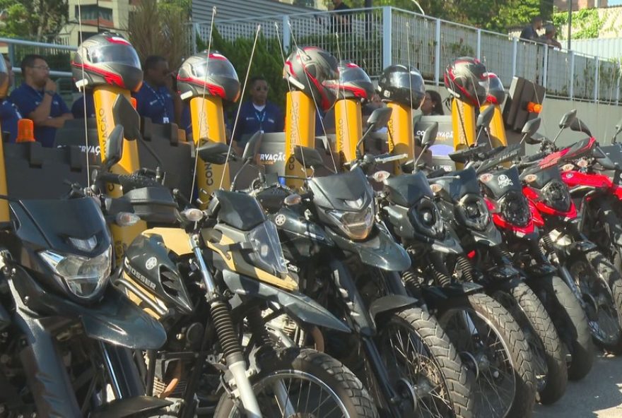 prefeitura-do-rio-usa-motos-para-agilizar-limpeza-em-areas-alagadas