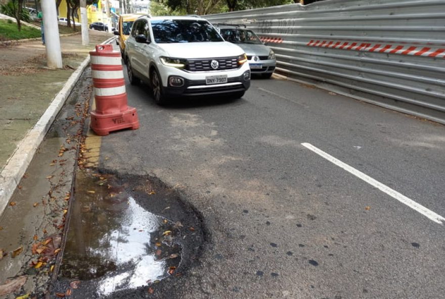 prefeitura-indefere-obra2C-rua-sena-madureira-estreita-com-tapumes-e-buracos