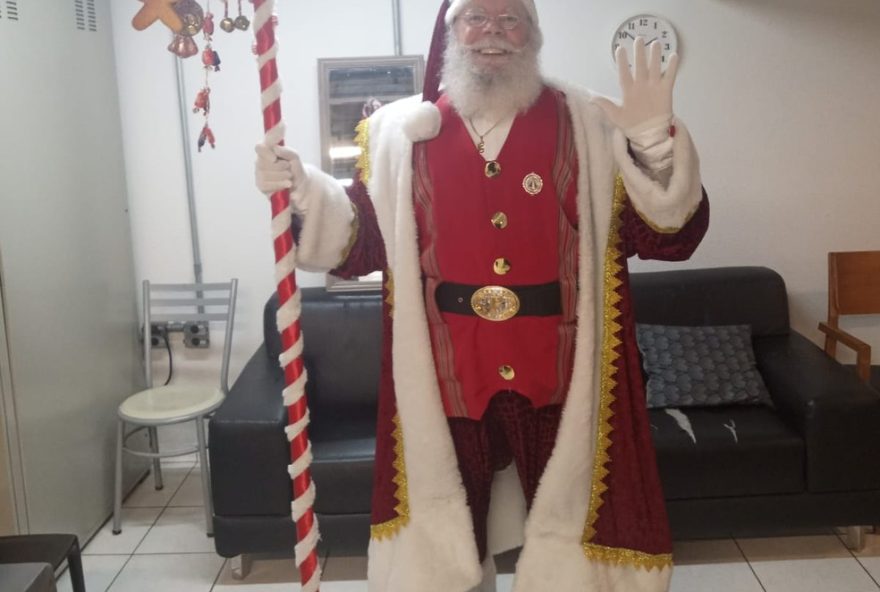 preparacao-de-papais-e-mamaes-noeis-para-o-natal3A-barba2C-cigarro-e-presentes-surpreendentes-da-temporada-festiva