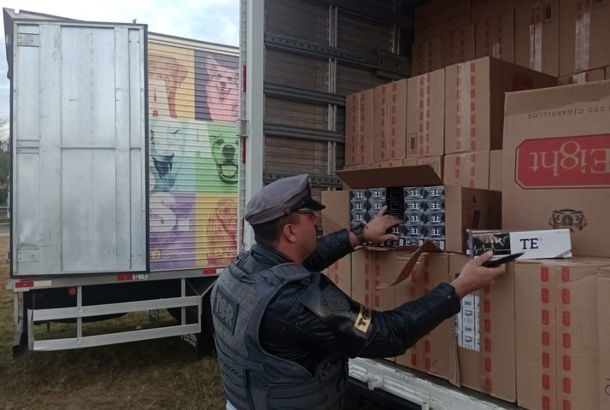 presa-dupla-transportando-meio-milhao-de-macos-de-cigarros-contrabandeados-em-rodovia-de-porangaba-sp