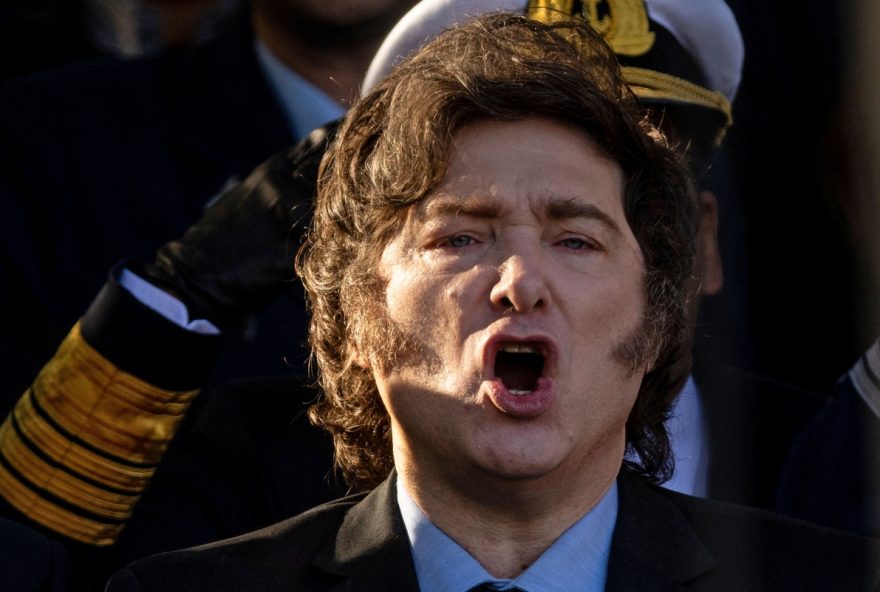 presidente-argentino-javier-milei-e-alvo-de-ataque-durante-carreata-em-lomas-de-zamora