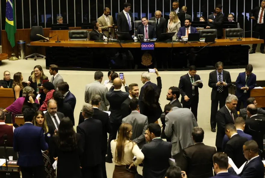 presidente-da-camara-adia-votacao-do-pl-antifaccao-para-terca-feira