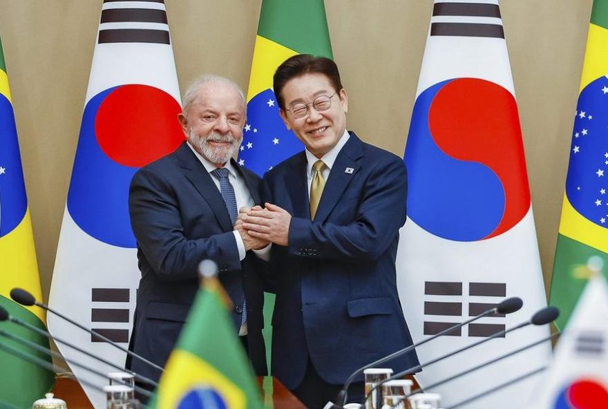 presidente-da-coreia-do-sul-abraca-lula-em-emocionante-encontro-virtual presidente-da-coreia-do-sul-abraca-lula-em-emocionante-encontro-virtual
