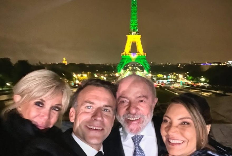 presidente-da-franca2C-emmanuel-macron2C-posta-selfie-com-lula-da-silva-em-paris3A-momento-simbolico-de-uniao-e-cooperacao-entre-brasil-e-franca