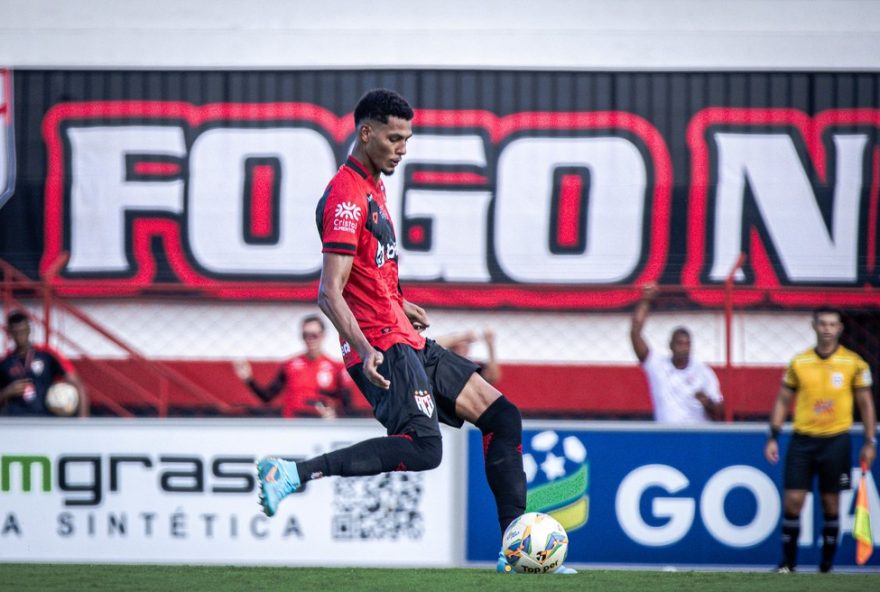 presidente-do-atletico-go-admite-dificuldade-em-segurar-alix-vinicius2C-alvo-do-botafogo