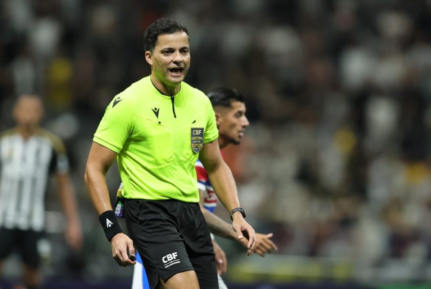presidente-do-atletico-mg-critica-arbitragem-em-jogo-contra-fortaleza3A-22tragedia-anunciada22 MG - BELO HORIZONTE - 12/11/2025 - BRASILEIRO A 2025, ATLETICO-MG X FORTALEZA - O arbitro Savio Pereira Sampaio
durante partida entre Atletico-MG e Fortaleza no estadio Arena MRV pelo campeonato Brasileiro A 2025. Foto: Gilson Lobo/AGIF