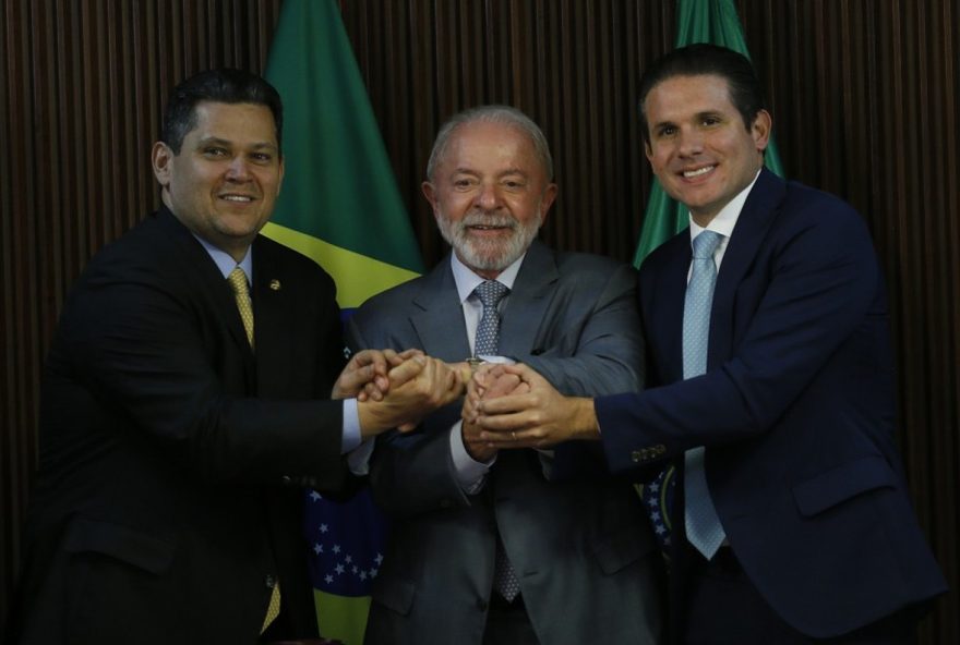 presidente-hugo-motta-se-reune-com-lula-para-discutir-votacao-de-projeto-do-ir
