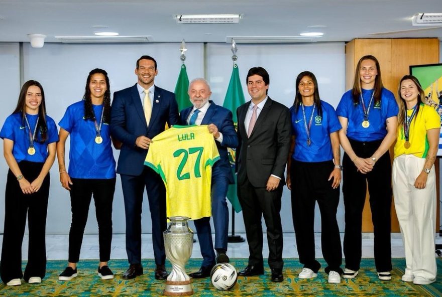 presidente-lula-assina-projeto-de-lei-para-fortalecer-o-futebol-feminino-apos-encontro-com-campeas-da-copa-america
